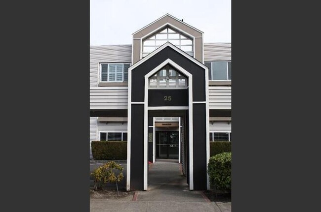 Building Photo - 1 bedroom top floor condo home in Stadium ...