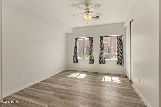 Building Photo - 421 W 6th St