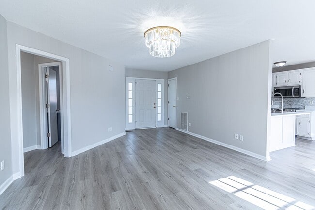 Building Photo - 815 Iris Ln