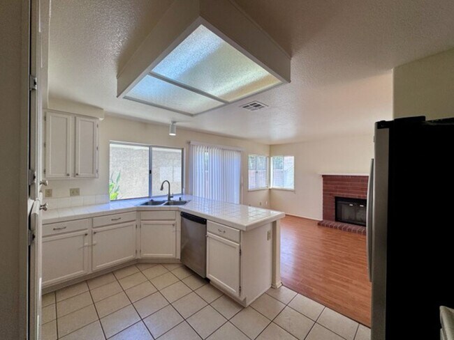 Building Photo - Spacious 3 Bedroom Home with High Ceilings...