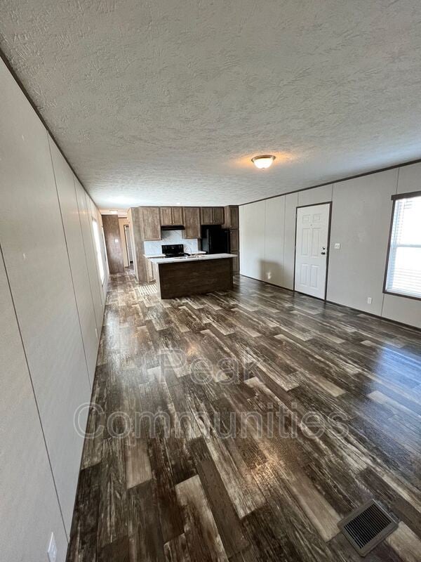 Building Photo - 215 Peach St