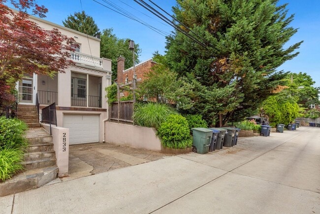 Building Photo - Available Now! 4 Bedroom  3.5  Bathroom Townhouse //Woodley Park// Garage, Driveway & 3 Levels of...