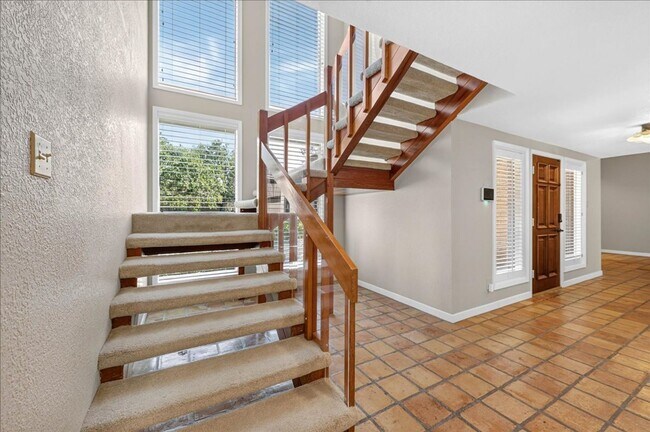 Building Photo - 5305 Greenbriar Dr