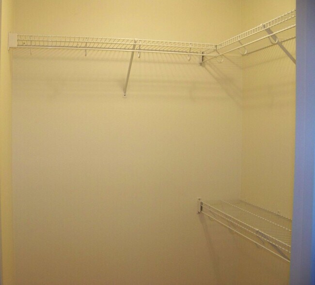 Building Photo - Beautiful 4-Bedroom Home - Heather Oaks