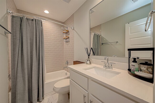 Building Photo - 909-A W 35th St