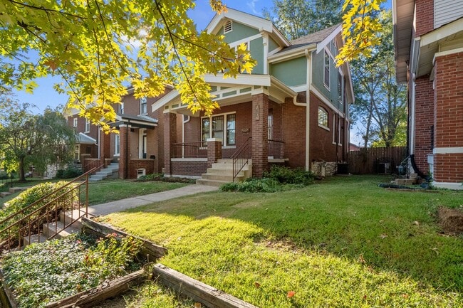 Building Photo - Hi-Pointe Adjacent House!