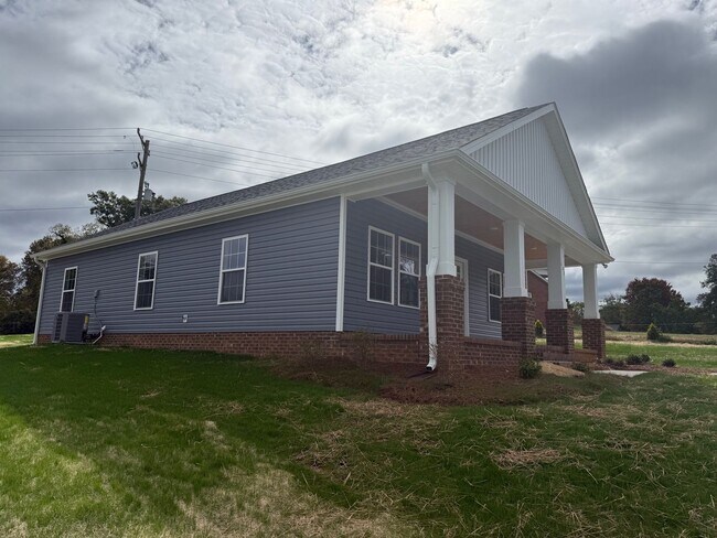 Building Photo - Three bedroom, 2 bath house in Graham