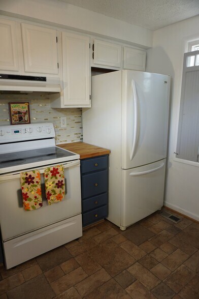 Building Photo - 25 Stillwood Cir