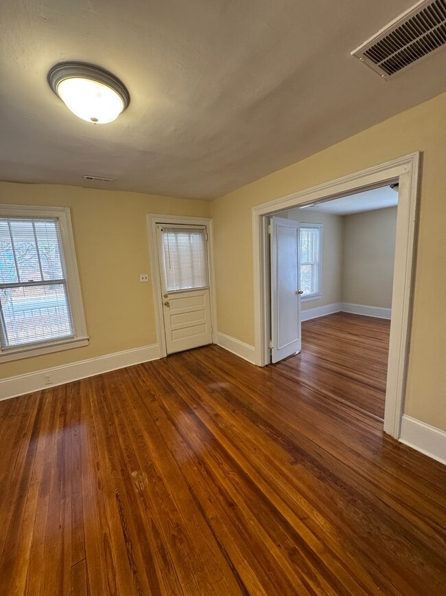 Building Photo - 1 Bedroom House on Oberlin Rd. in Raleigh