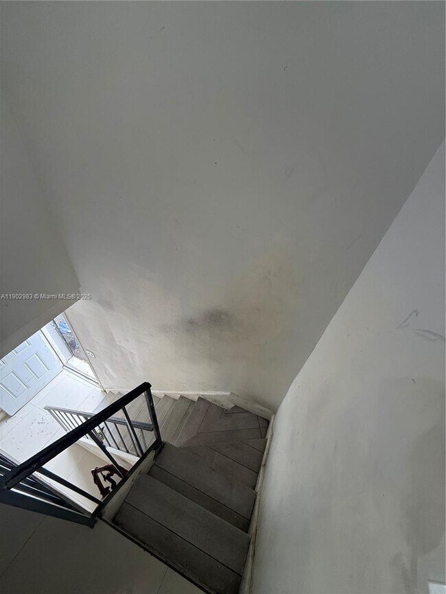 Building Photo - 603 SW 11th Ave