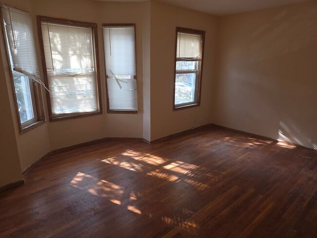 Building Photo - 227 6th Ave W