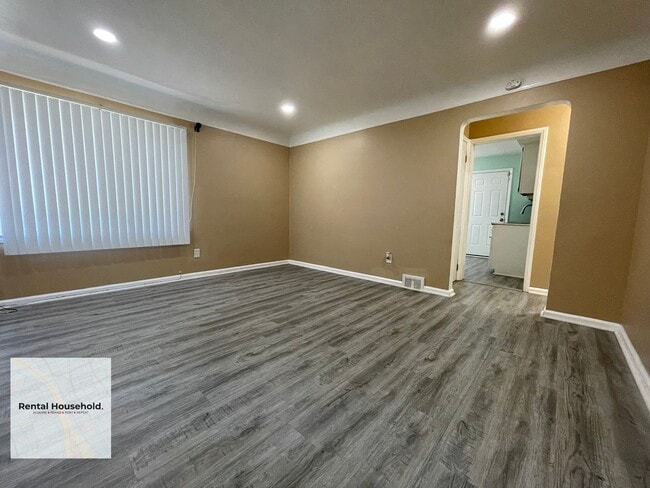 Building Photo - Charming & Beautifully Maintained 2-Bedroom Ranch Available Now!