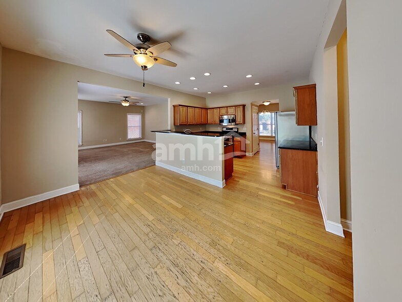 Building Photo - 313 Forest Bend Dr