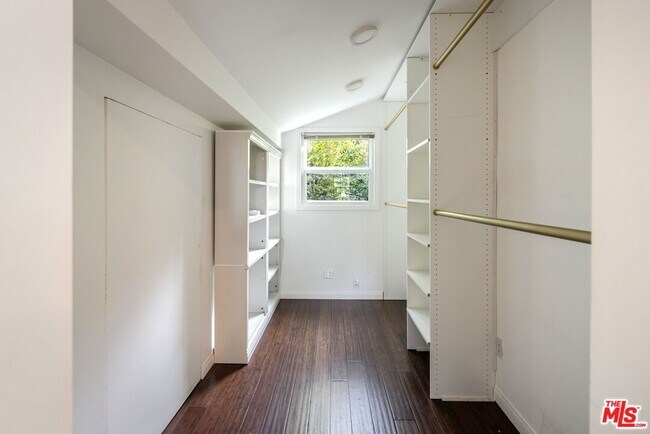 Building Photo - 4051 Beverly Glen Blvd