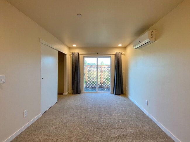 Building Photo - 3 Bedrooms, 2 Bathrooms with Vineyard View...
