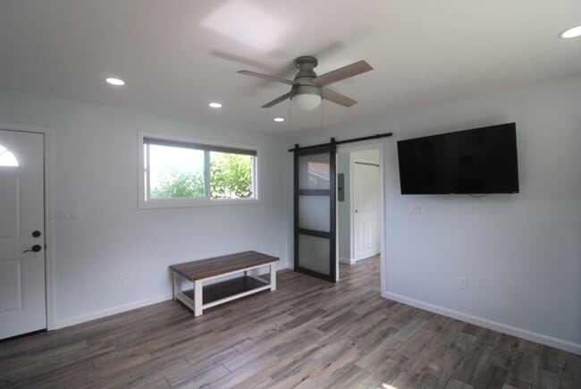 Building Photo - Newly Remolded One Bedroom in Quiet Wahiaw...
