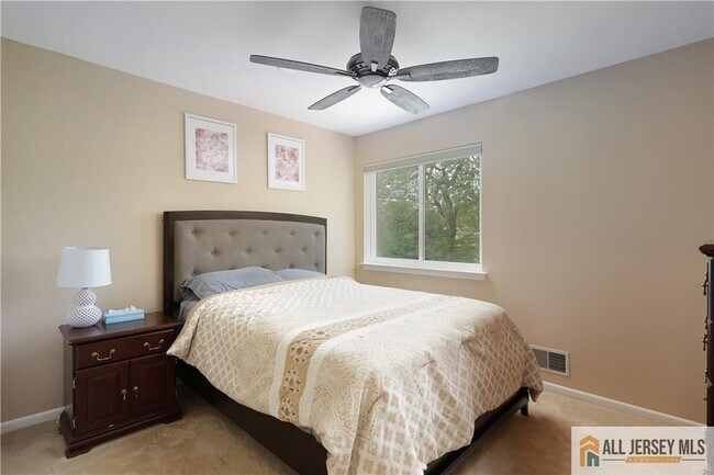 Building Photo - 160 Buttonwood Dr