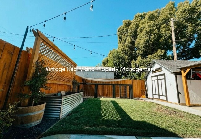 Building Photo - Available Soon! Charming Updated 2 Bed / 2...