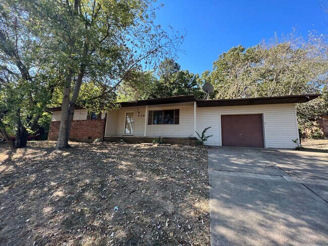 Building Photo - 3 bed 1 Bath 1 Car Garage Home in Nice Nei...