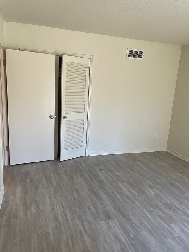 Building Photo - Wonderful 4 bed 3 bath home in East Memphis