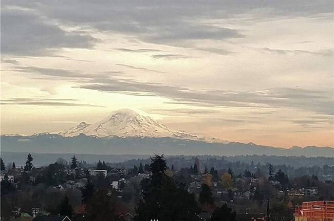 Building Photo - Modern Top-Floor Condo with Stunning Seattle Views
