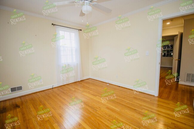 Building Photo - Charming Shandon Corner Lot Home – Hardwood Floors, Fenced Yard + $500 Off 2nd Month!