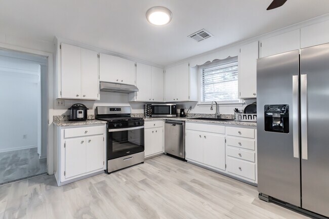 Building Photo - 617 Wisteria Rd