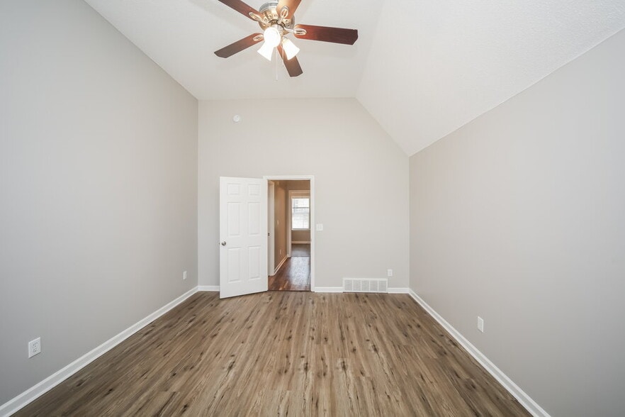 Building Photo - 8911 Oak Grove Blvd