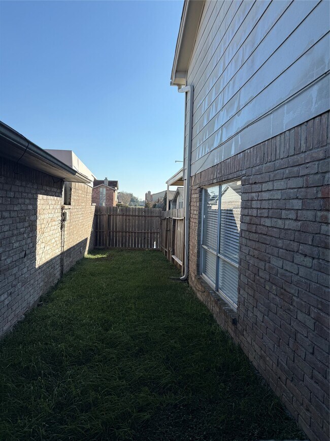 Building Photo - 6573 S Briar Bayou Dr