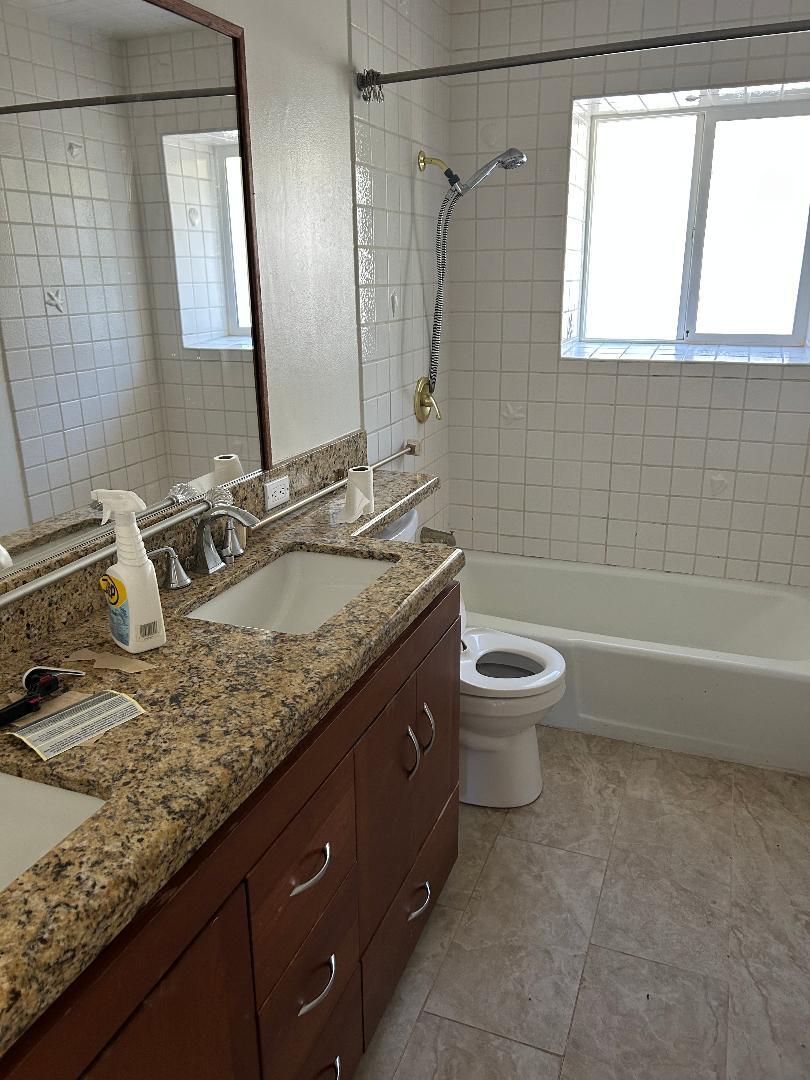 Full Bathroom w/double vanity black out bay in tub or showder - 55 Park Cir