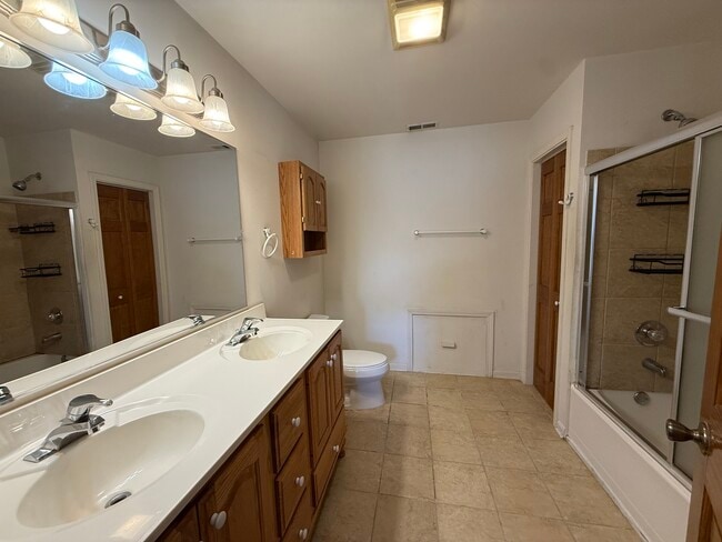 Building Photo - 719 Surrey Dr