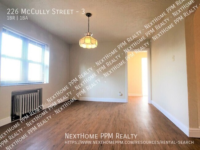 Building Photo - 226 McCully St