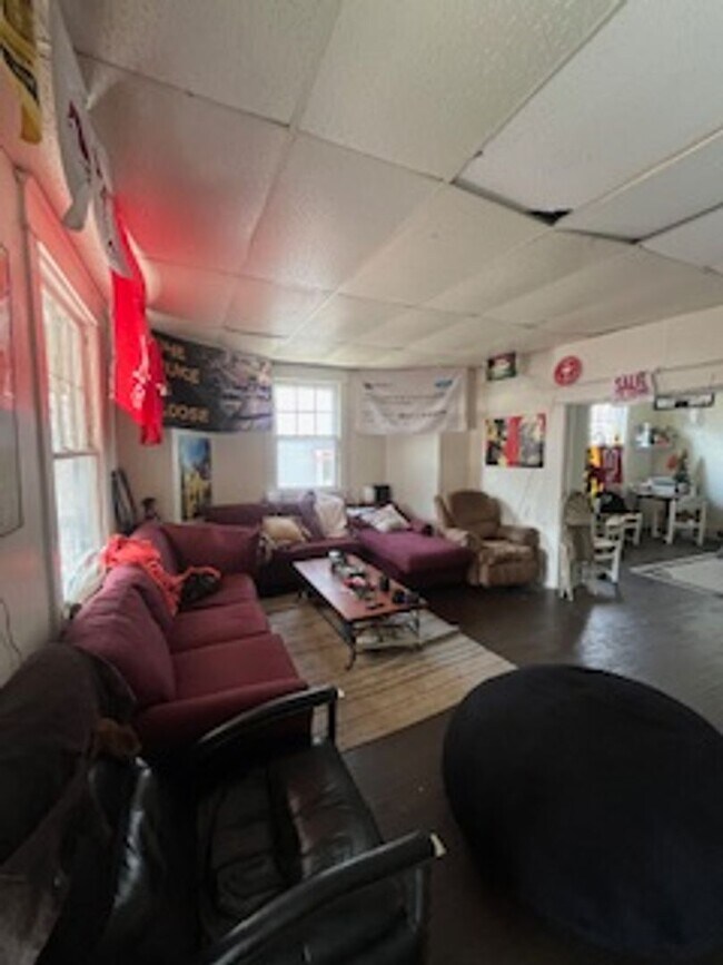 Building Photo - 5 BR / 2 BA House Near Bryan Park - Available August 2026!