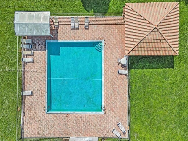 Building Photo - 6832 Palmetto Cir S