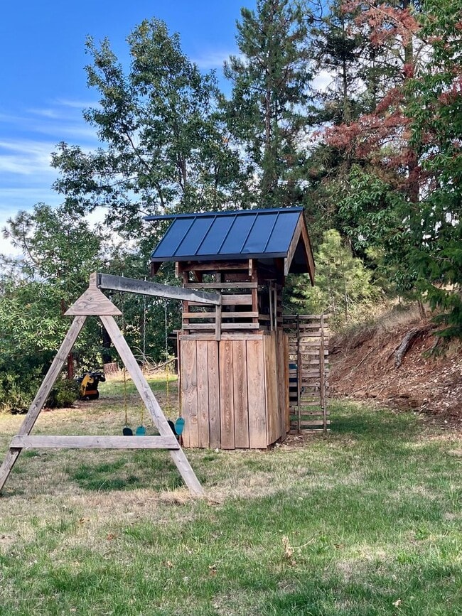 Building Photo - 3 Bedroom Plus Office, 2.5 Bath Located in...