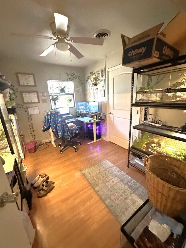 Building Photo - 410 Essex Dr