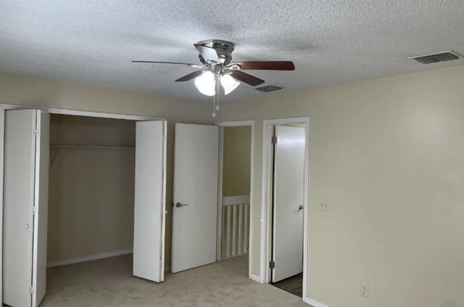 Building Photo - 2 Bedroom Townhome in Lexington Square