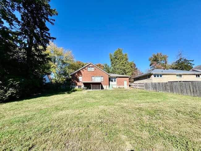 Building Photo - Amazing Home in Tahoma Terrace!