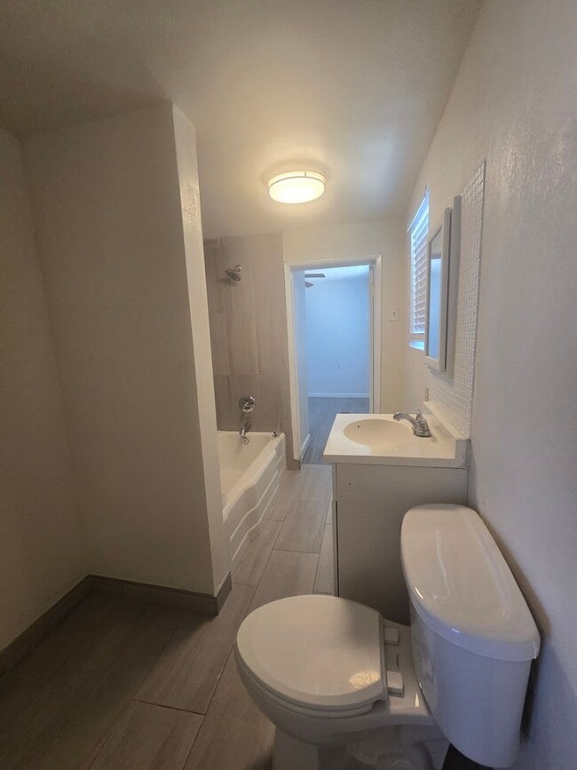 Building Photo - 3 Br 1 Ba available Now