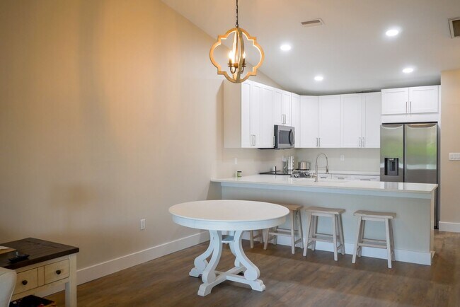 Building Photo - Fully remodeled 2 bed, 2 bath home in high...