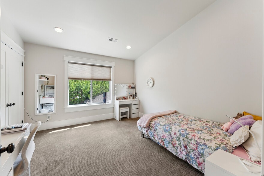 upstairs bedroom 3 - 1044 E Wood Ave