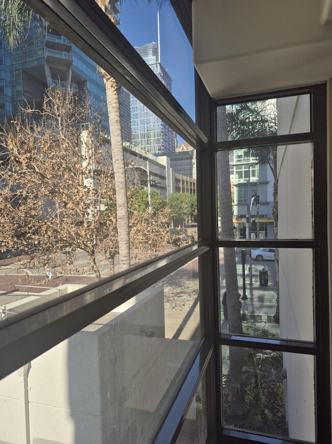 Building Photo - 600 W 9th St