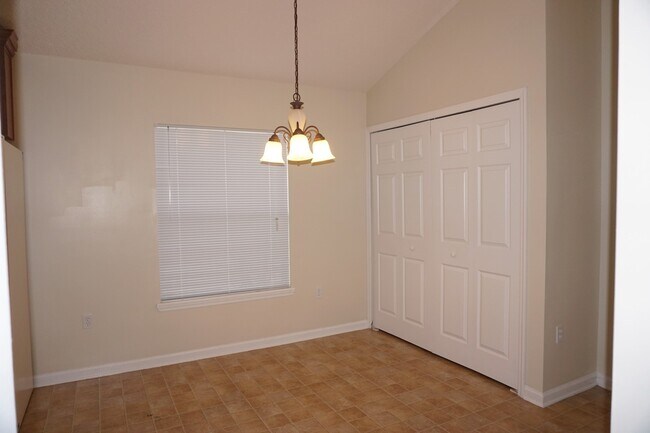 Building Photo - 4 Bedroom 2 Bath Brick and Stucco in desirable Silver Creek