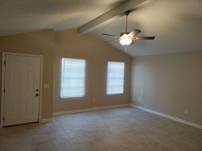 Building Photo - Single Family Home 5 BR / 2 Bath