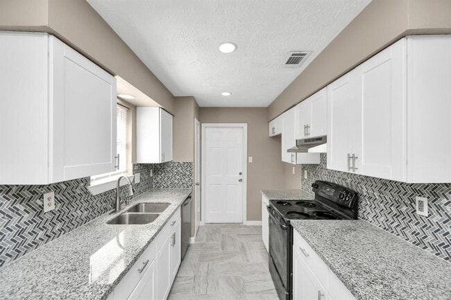 Building Photo - 13734 Cologne Dr