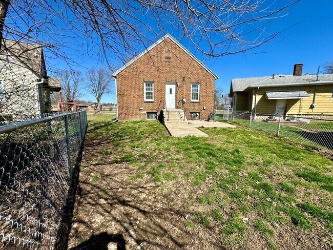 Building Photo - Charming  2-bedroom, 1-bathroom Storybook Cottage Awaits!