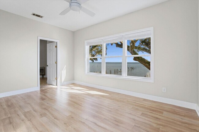 Building Photo - BAY FRONT LIVING