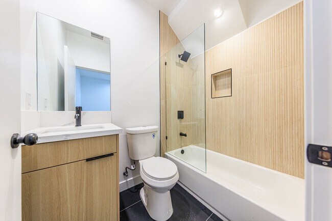 Building Photo - 2847 S Victoria Ave