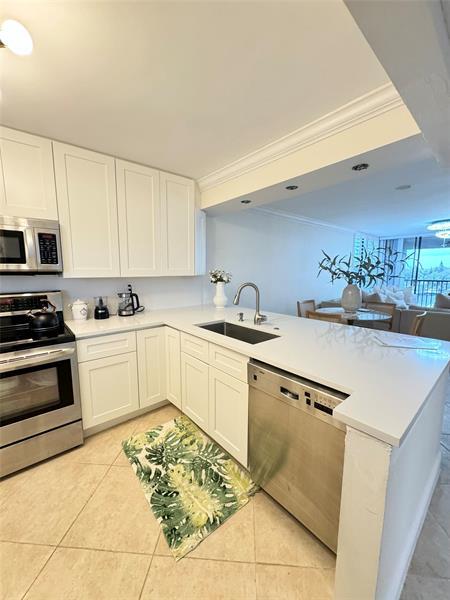 Building Photo - 8 Royal Palm Way