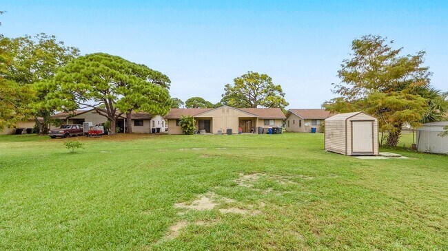 Building Photo - 604 Roselyn Ave